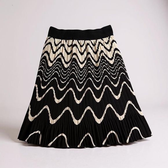 Metro Wear Black and Cream Wave Midi Skirt - Picture 1 of 2